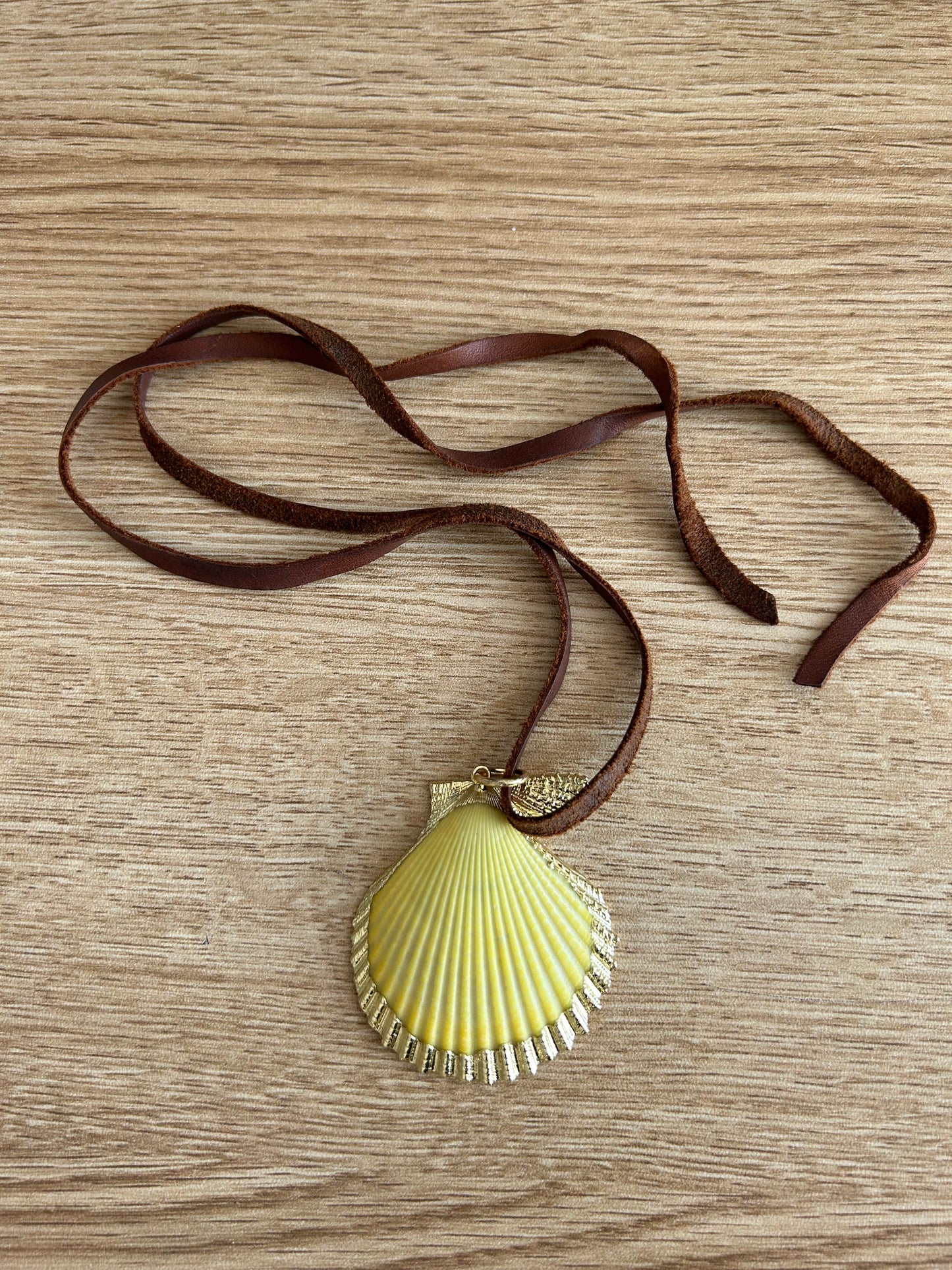 Colgante mar amarillo cuero café