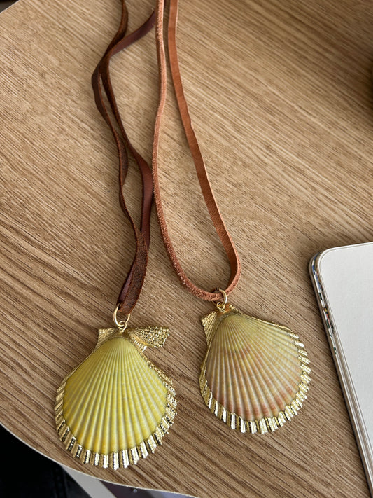 Colgante mar amarillo cuero café