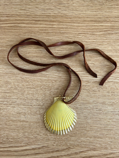 Colgante mar amarillo cuero café