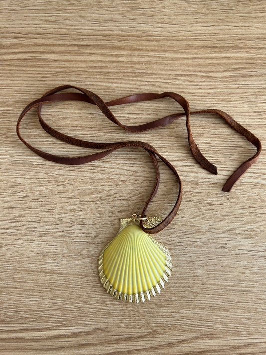 Colgante mar amarillo cuero café