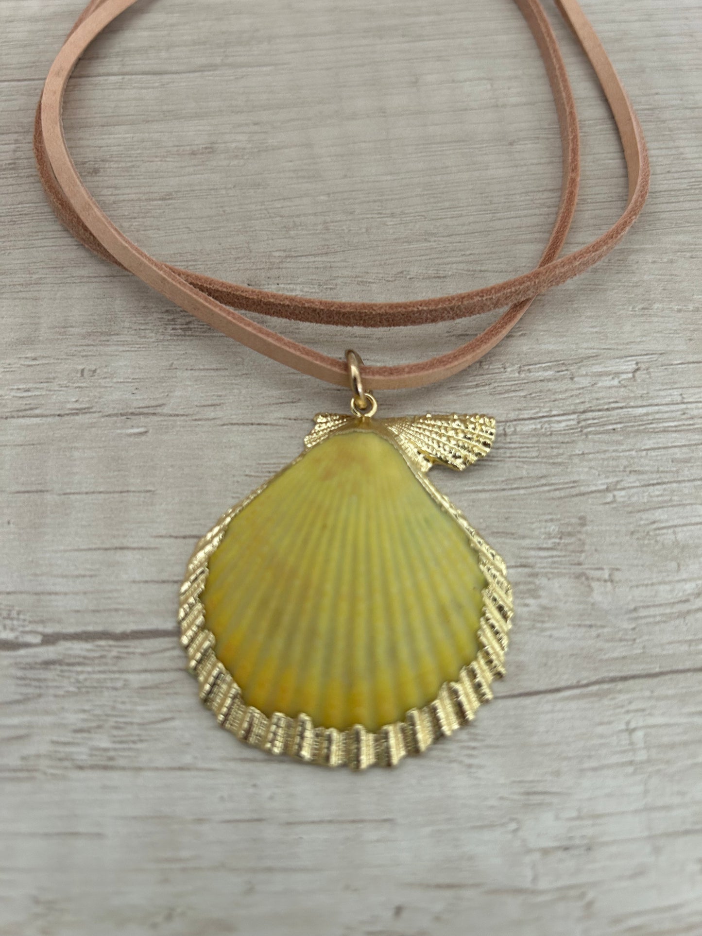 Colgante mar amarillo cuero beige